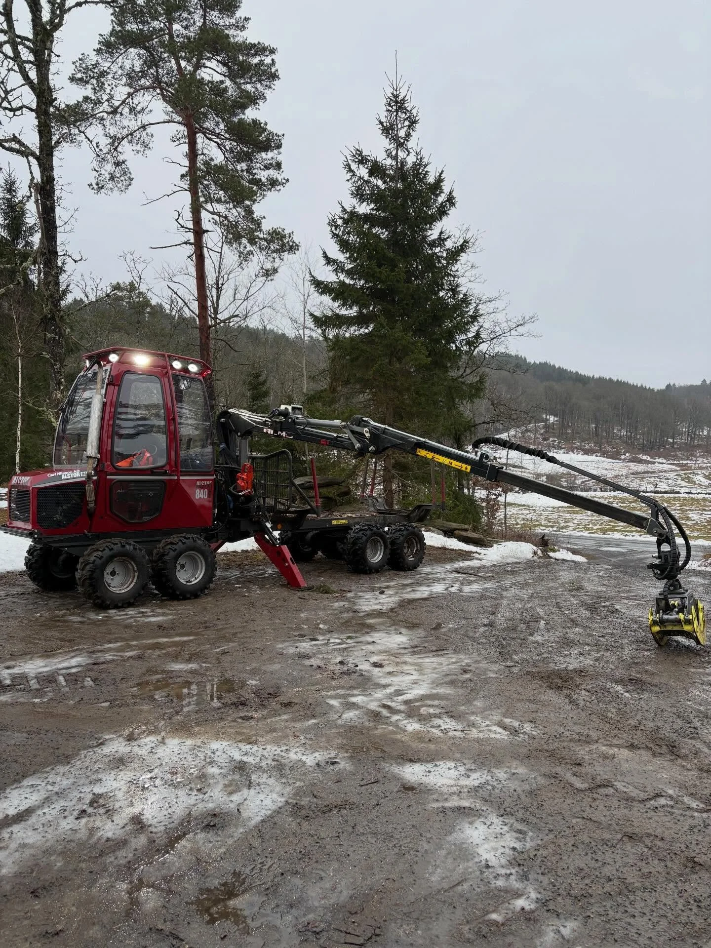 G&ouml;tt med service , s&aring; grejjerna bl&auml;nker ✅🤘🏻🤩 #countryside#lumberjack#work#jonny