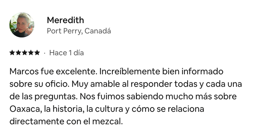 Reseña de cliente que dice que Marcos fue excelente, bien informado, amable y que aprendieron más sobre Oaxaca, su historia, cultura y la relación con el mezcal.
