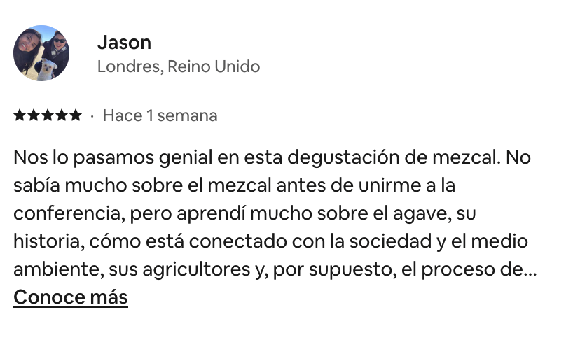 Captura de pantalla de una reseña en línea de un usuario llamado Jason, que vive en Londres, Reino Unido. La reseña está calificada con cinco estrellas y habla sobre una degustación de mezcal, su historia, y su conexión con la sociedad y el medio ambiente.