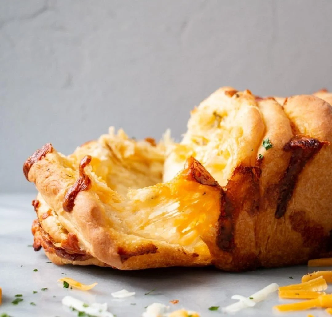 Garlic Mozzarella Pull-Apart Bread