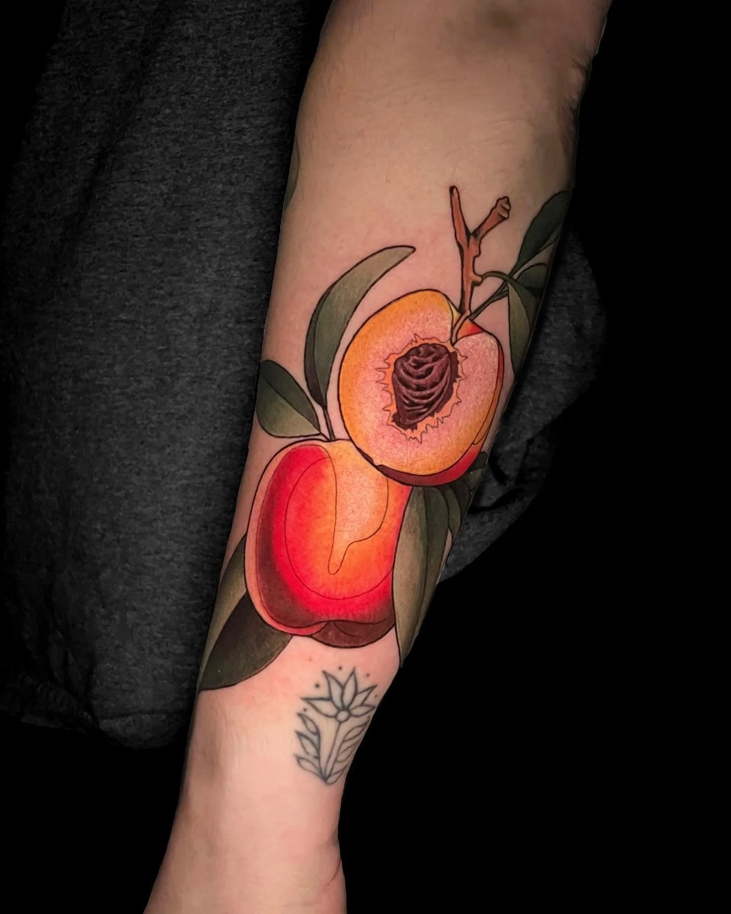 Peaches peaches peaches peaches peaches 🍑
.
.
.
#tattoo #femaletattooartist #njtattooartist #neotraditional #neotraditionaltattoo #peachtattoo