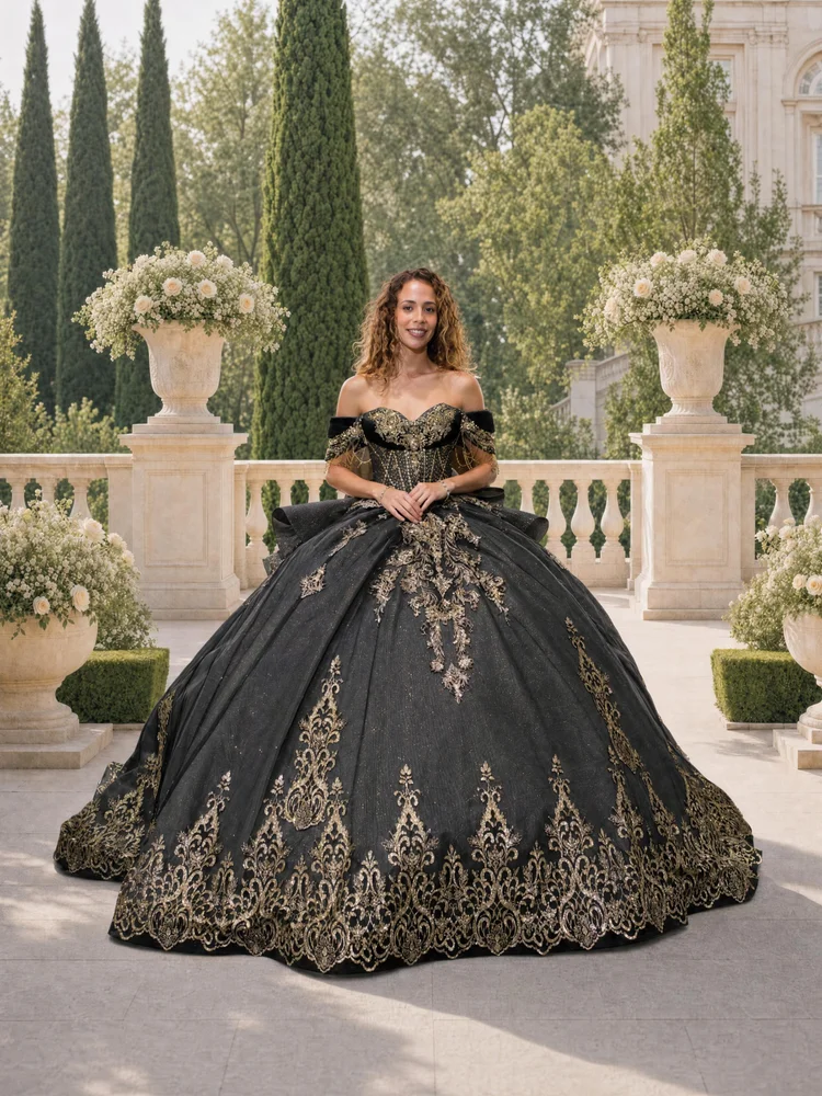 Onelia, vestido de XV años negro con bordado dorado de silueta princesa y cauda amplia