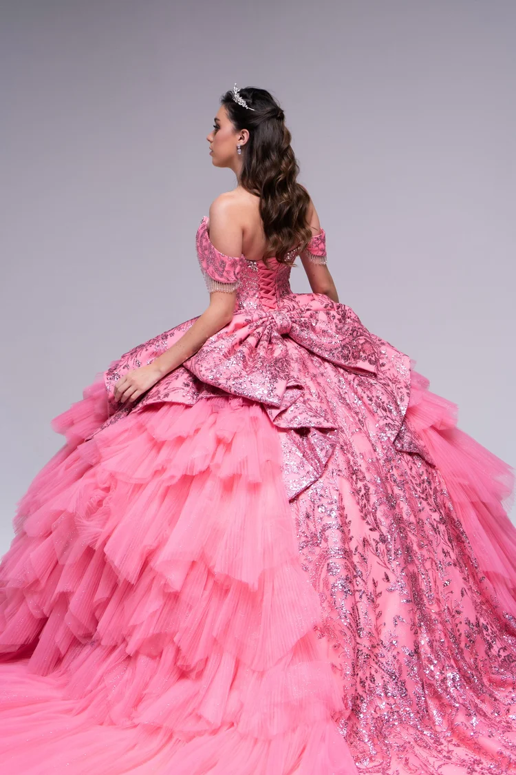 Conti Pinot, vestido de XV años fucsia de silueta princesa con volantes y moño
