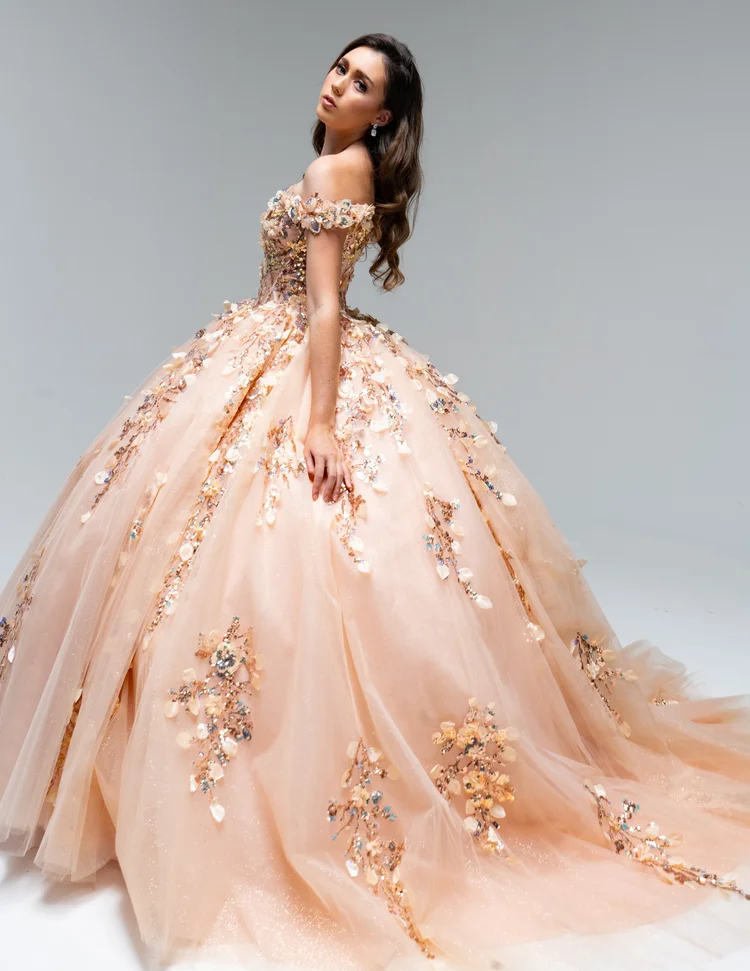 Lucia, vestido de XV años champagne durazno de silueta princesa con flores 3D