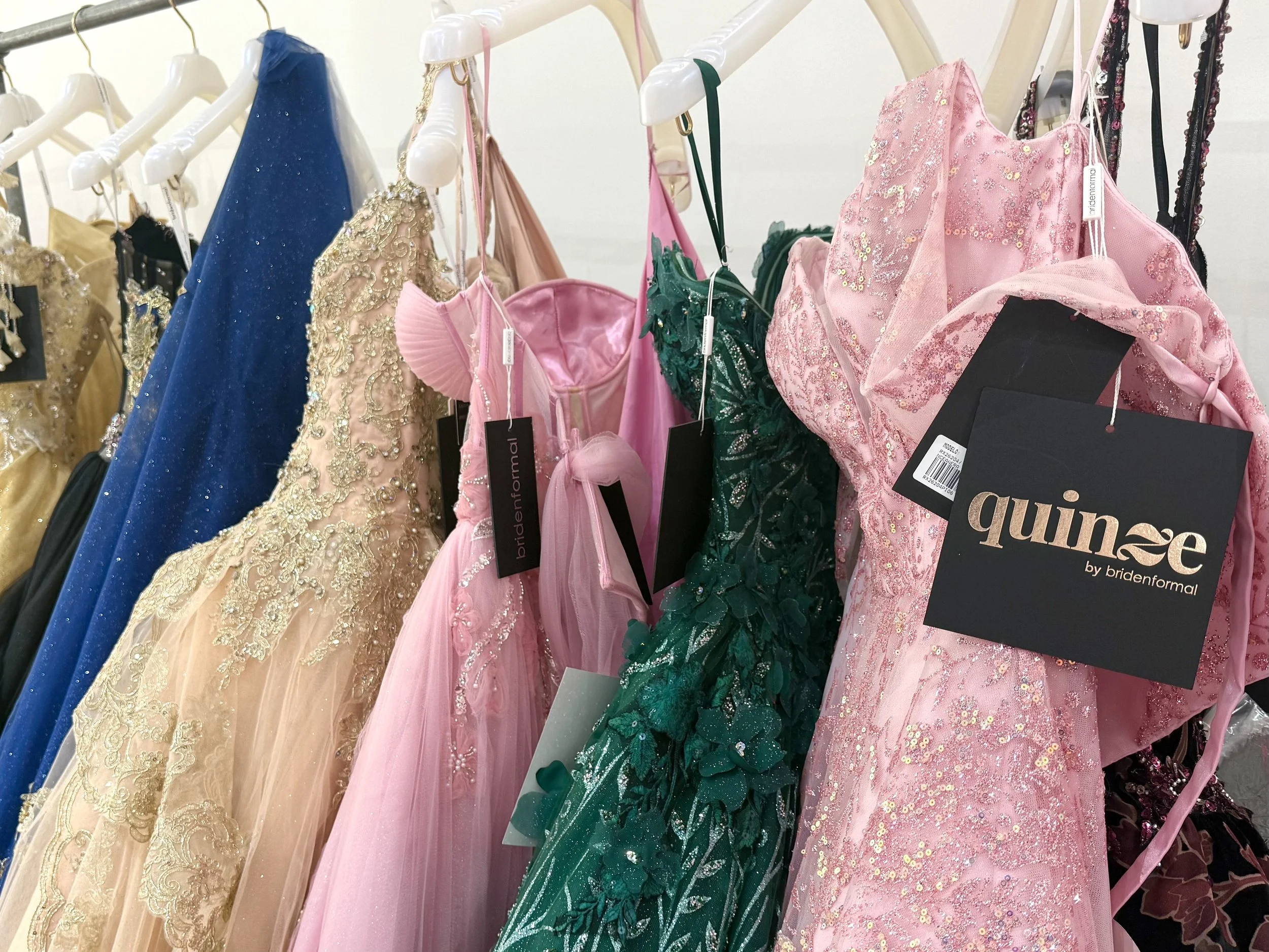 Corset, escotes, mangas, falda y espalda: partes de un vestido de XV años