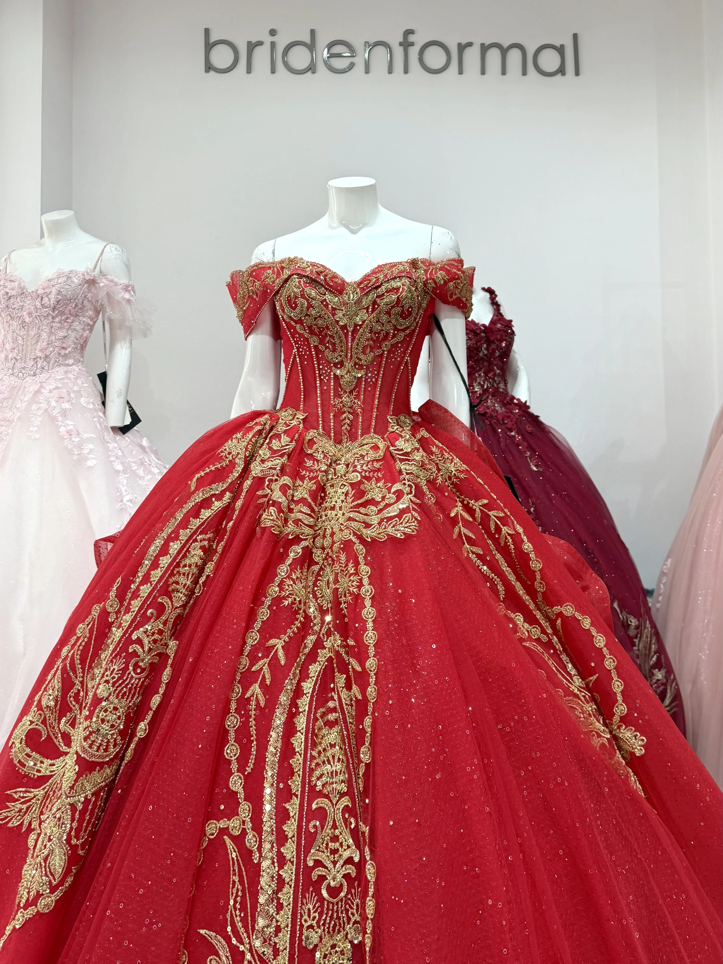 Brillo, flores, moños, capas y otros detalles: cómo elegirlos