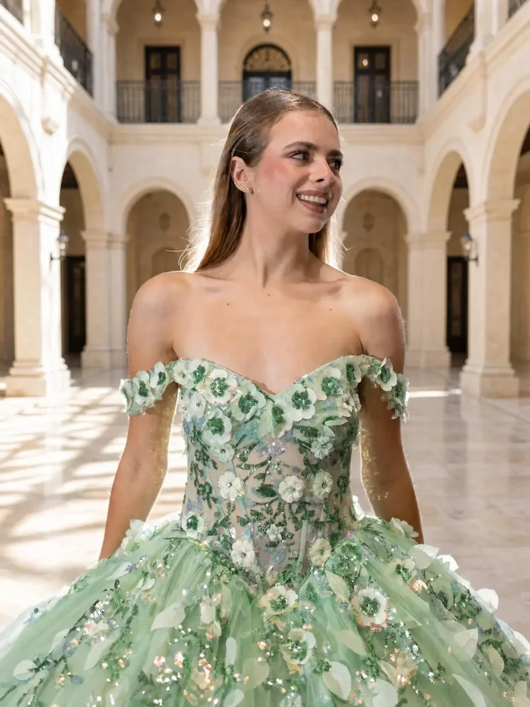 Tasmania, vestido de XV años verde menta muy claro de silueta princesa con flores