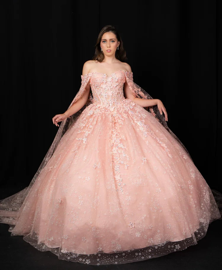 Bollinger, vestido de XV años durazno de silueta princesa con mangas tipo capa