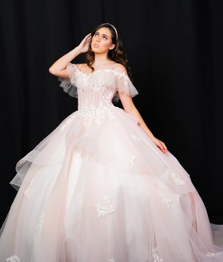 Caymus, vestido de XV años rosa blush de silueta princesa con mangas de tul
