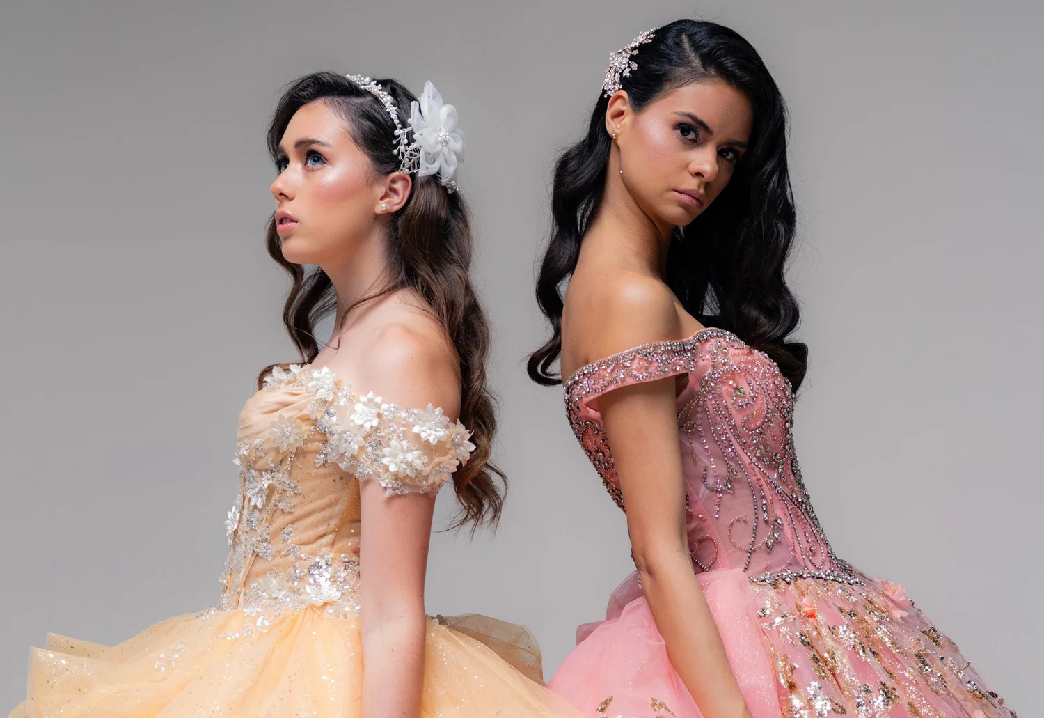 Dos modelos con vestidos de XV años en tonos champagne y rosa con aplicaciones florales y pedrería