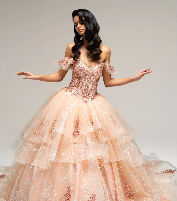 Catena, vestido de XV años durazno de silueta princesa con volantes