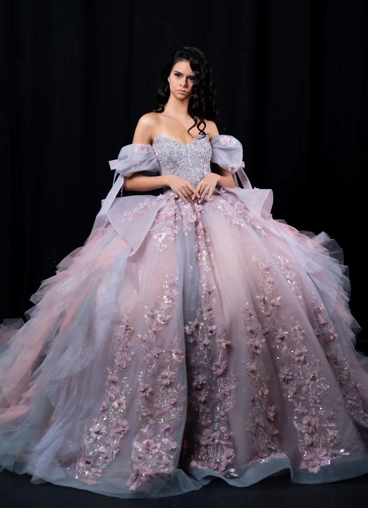 Murrieta, vestido de XV años azul gris y rosa palo de silueta princesa con capas de tul