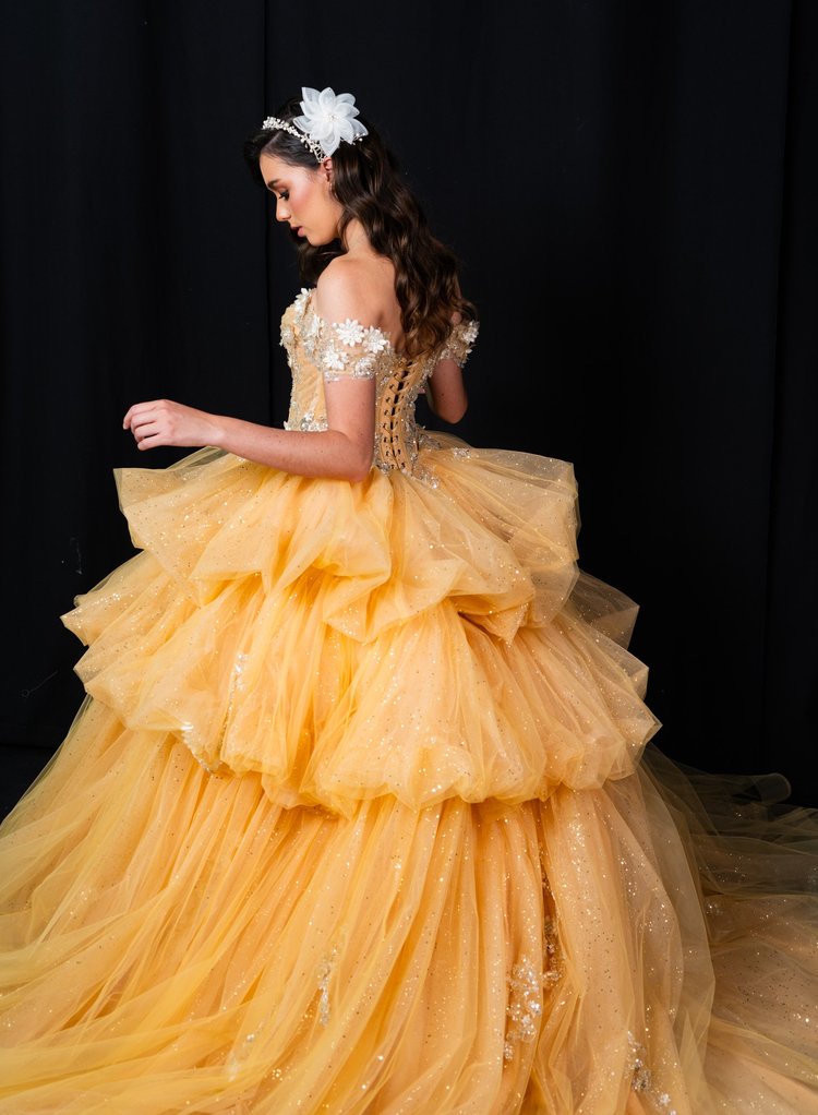 Duero, vestido de XV años amarillo dorado de silueta princesa con volantes
