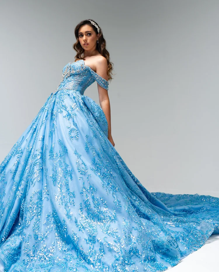 Trapiche, vestido de XV años azul cielo de silueta princesa con cola amplia