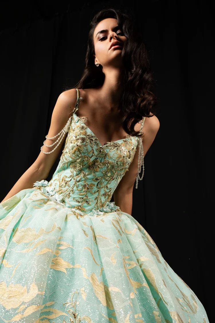 Zuccardi, vestido de XV años verde menta de silueta princesa con bordado dorado