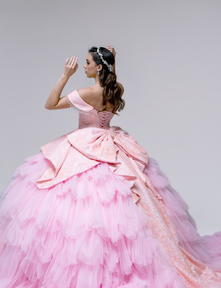 Conti Chardonnay, vestido de XV años rosa pastel de silueta princesa con falda escalonada