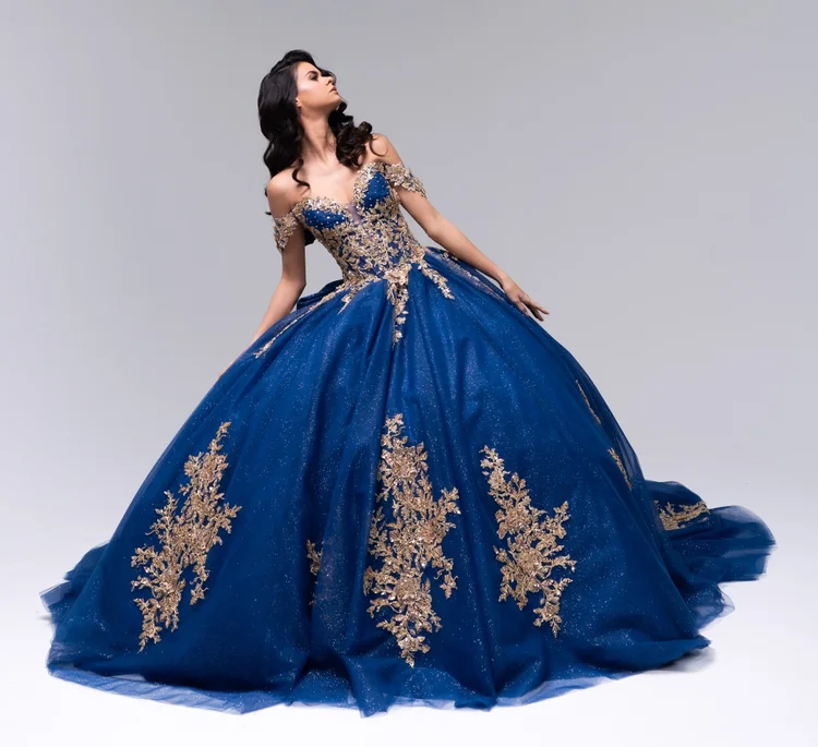 Vega, vestido de XV años azul rey de silueta princesa con dorado y moño