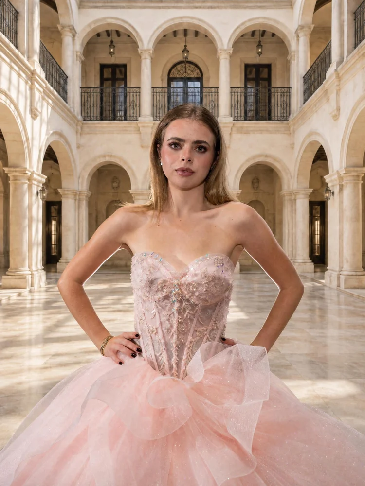 Zaid, vestido de XV años rosa pastel muy claro de silueta princesa con volante lateral
