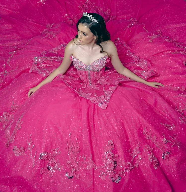 Malbec, vestido de XV años fucsia de silueta princesa con cintura en pico