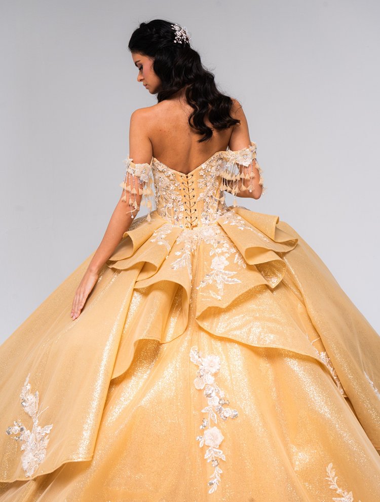 Moet, vestido de XV años dorado champagne de silueta princesa con flecos