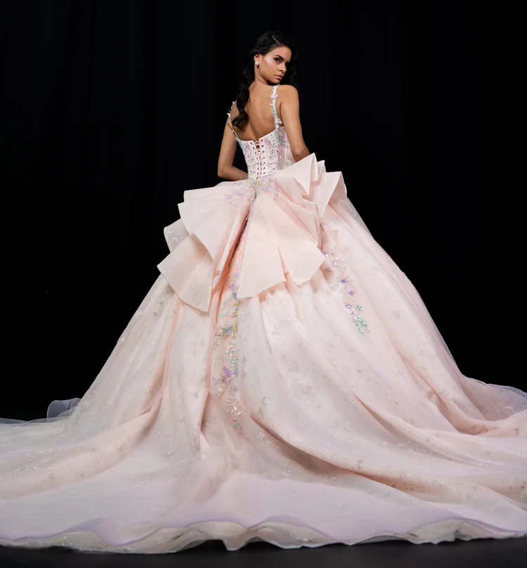 Barolo, vestido de XV años rosa palo de silueta princesa con moño escultural