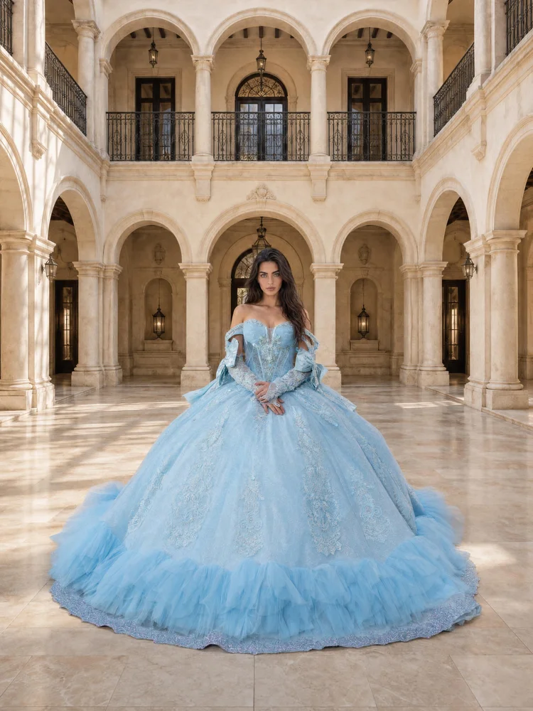 Oberta, vestido de XV años azul cielo claro de silueta princesa con mangas largas