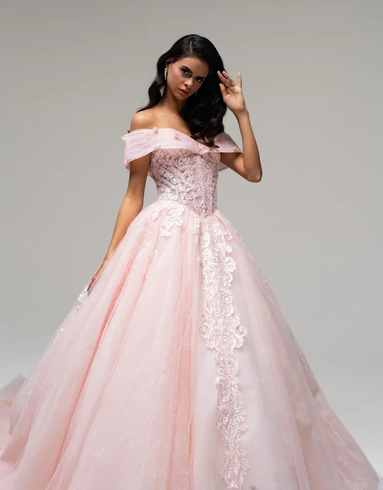 Garzón, vestido de XV años rosa palo de silueta princesa con encaje