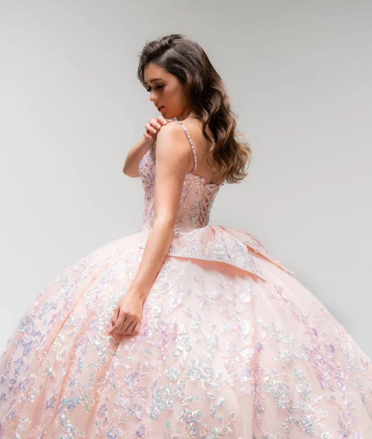 Sicilia, vestido de XV años rosa champagne de silueta princesa con un hombro