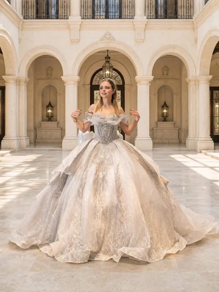 Onalis, vestido de XV años marfil con reflejos plata de silueta princesa y volantes