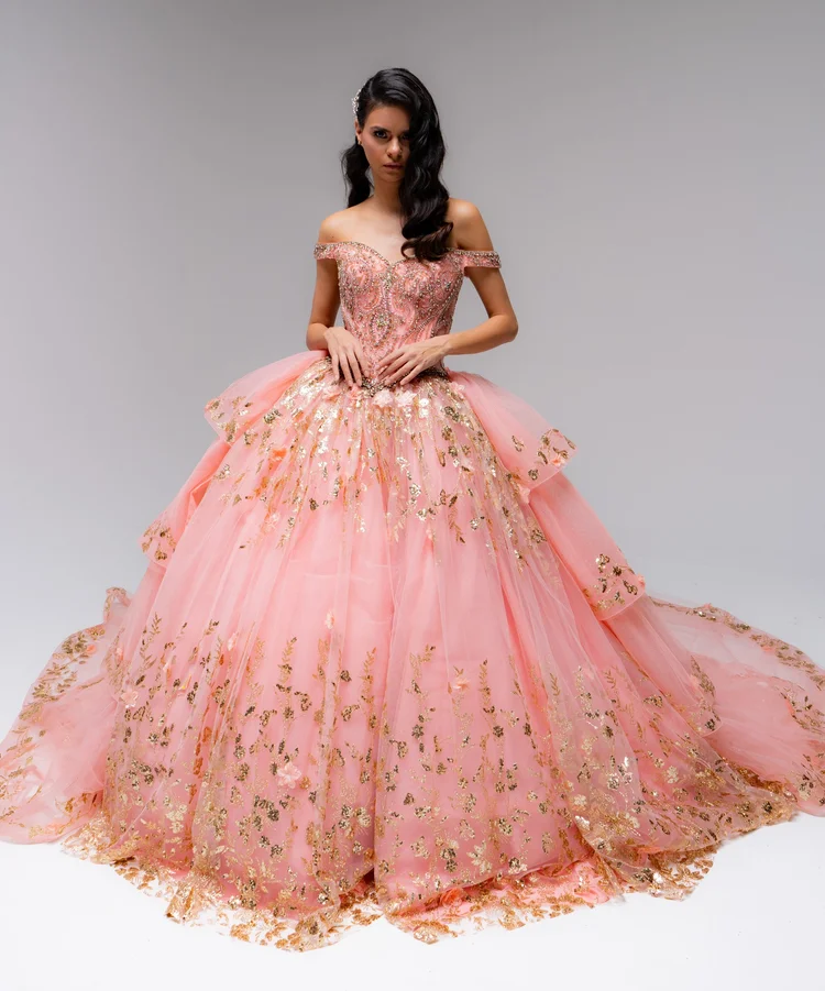 Xanic, vestido de XV años coral de silueta princesa con falda escalonada