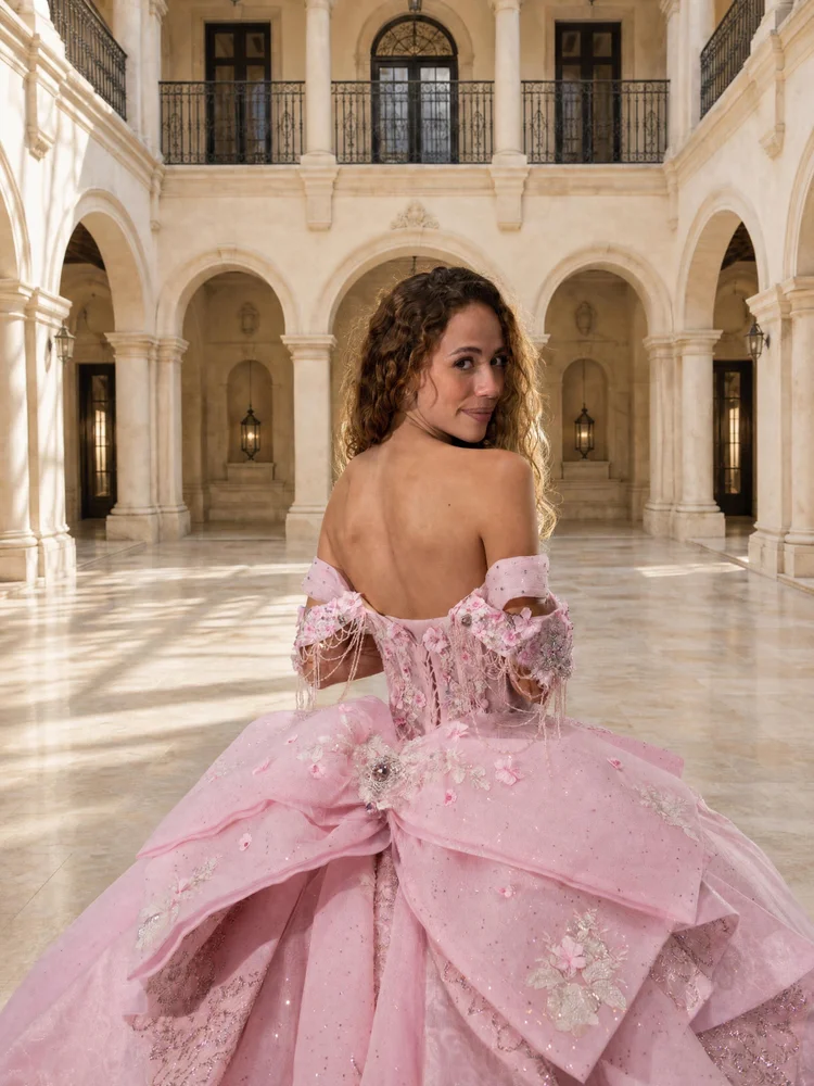 Ofelia, vestido de XV años rosa pastel de silueta princesa con cadenas de pedrería