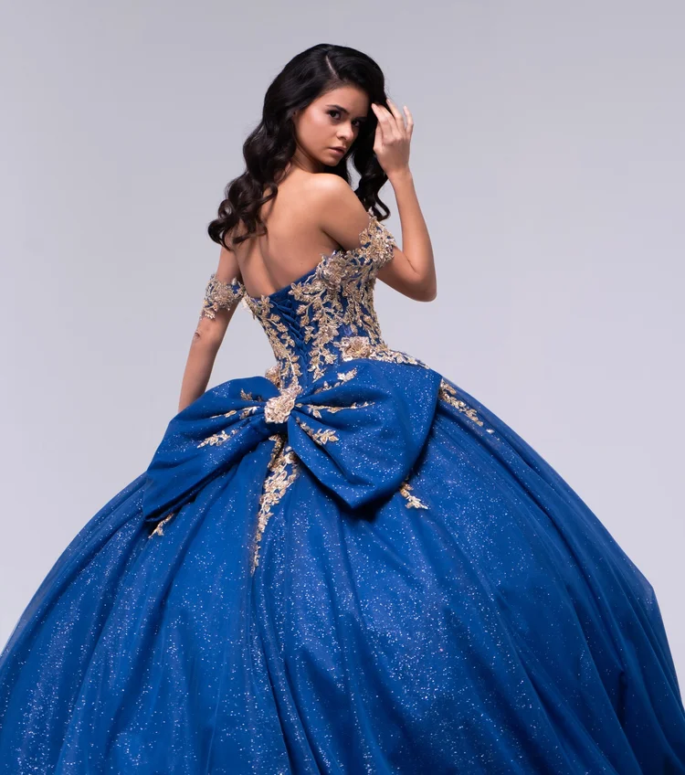 Vega, vestido de XV años azul rey de silueta princesa con dorado y moño