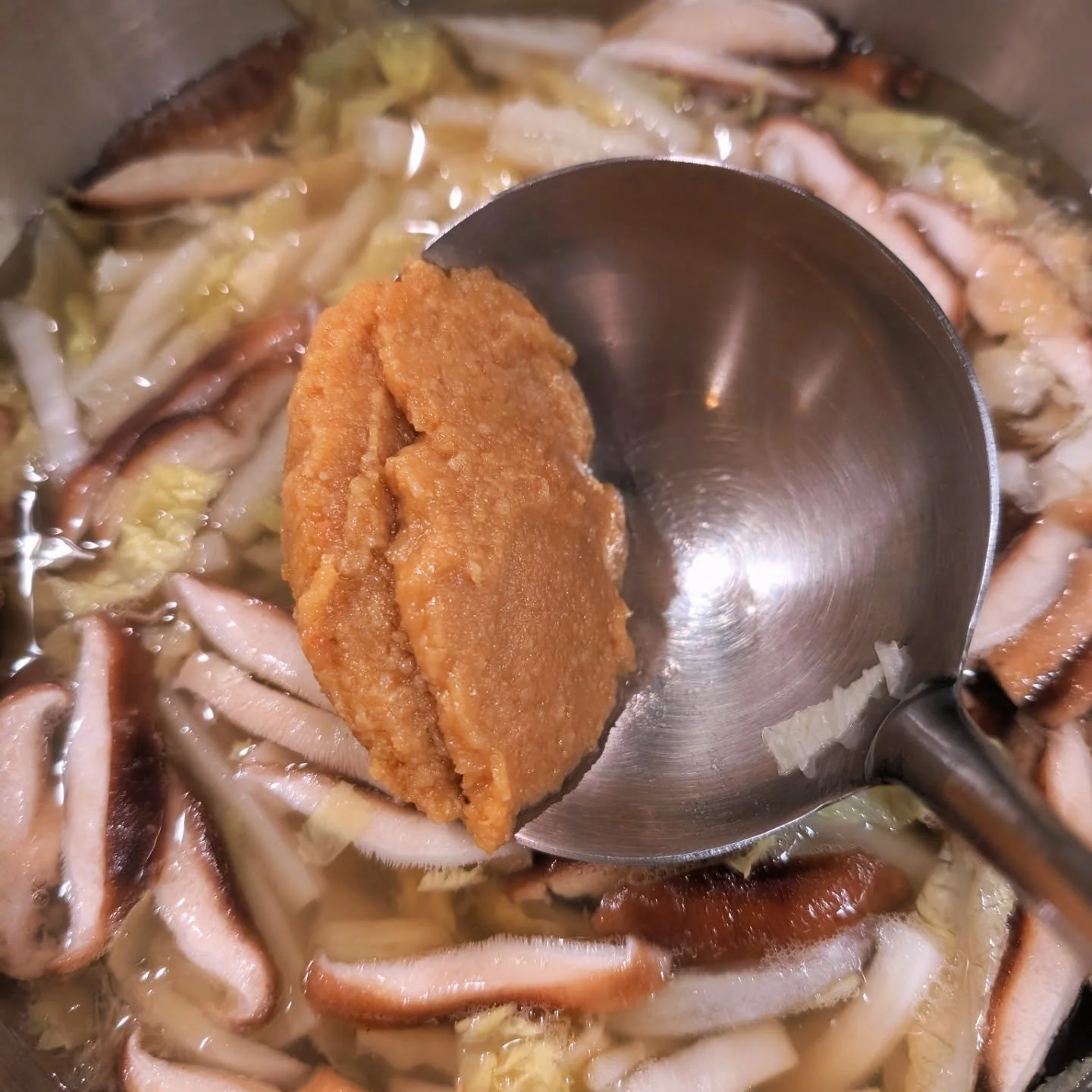 Ate too much during Thanksgiving?! 🦃 We sure did 😁
Anytime we go away and eat different food than usual or eat too much, we always crave miso soup afterwards 🍲 It's so comforting and we can feel it's good for our guts 👍

We're eating Japanese foo