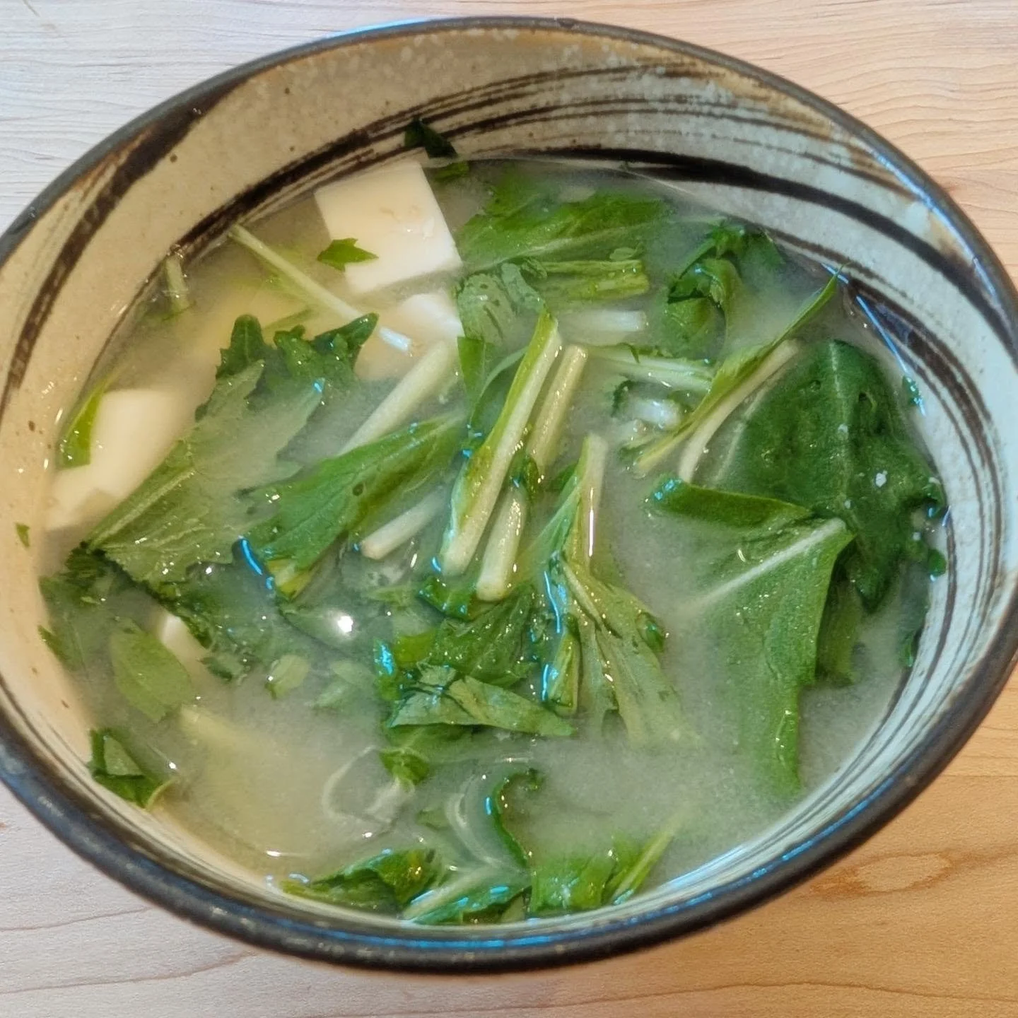 We're having shrimp for dinner and guess what we did with the shells? We used them to make dashi (broth) for miso soup 🍲 We use some kind of dashi, umami-rich stock, to make miso soup in Japan. The common, traditional way in Japan is to use  kombu (
