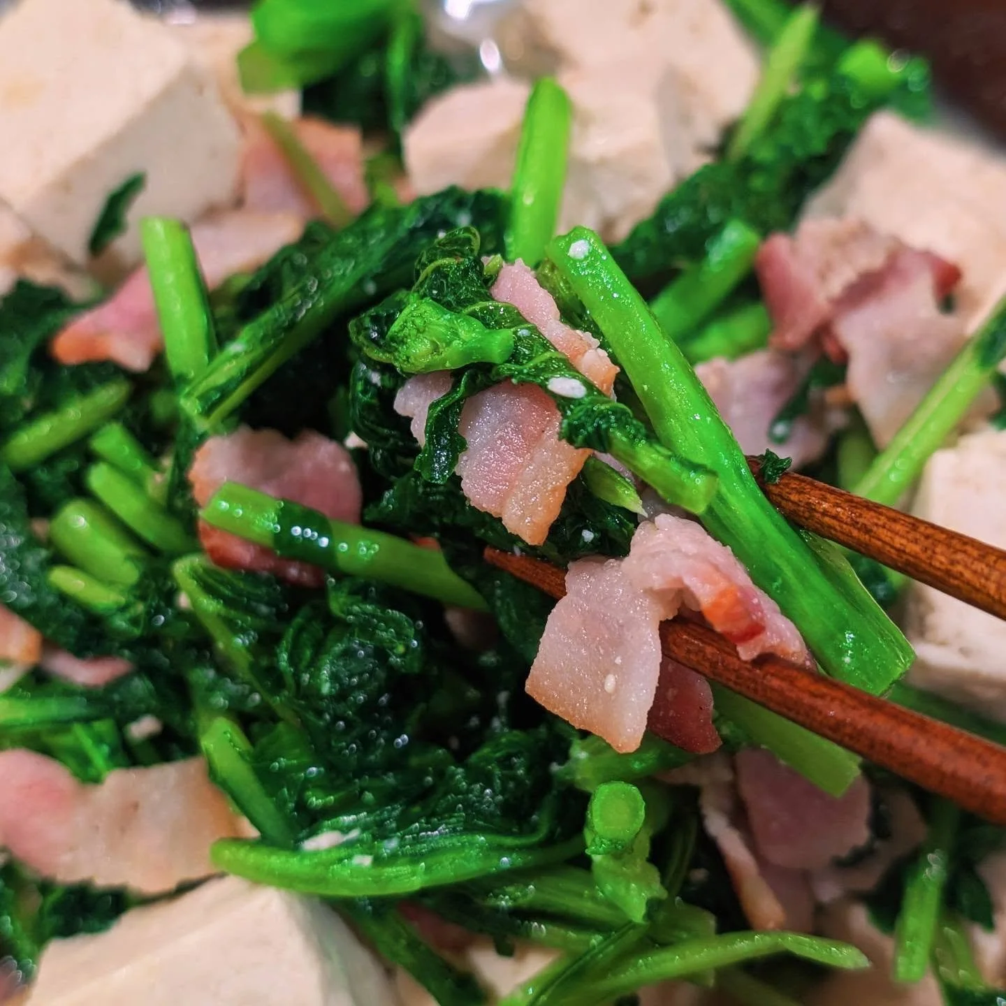 Quick stir-fry in our wok. Using the beautiful broccoli raab that I got from @petes.greens farmstand. Sauteed the veggie, bacon, and tofu, then added our umamiso&trade; soybean paste, sugar and a bit of soy sauce. Perfect quick dinner for the market 