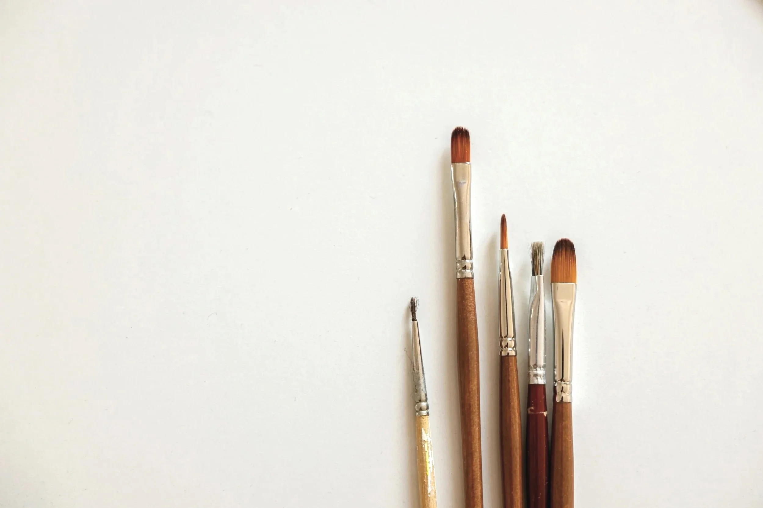 Vijf verschillende verflijsten op een witte achtergrond.