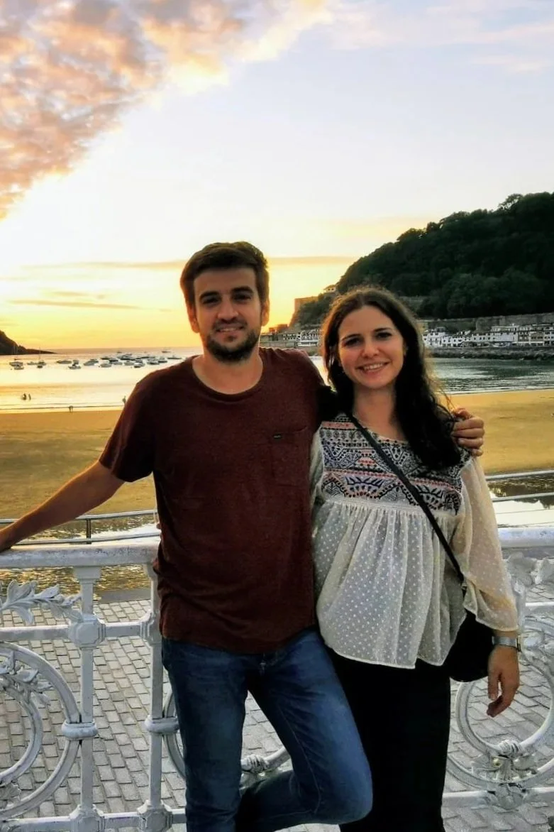 Larissa y Emmett, clientes de Laurie, recién casados alejándose del altar.