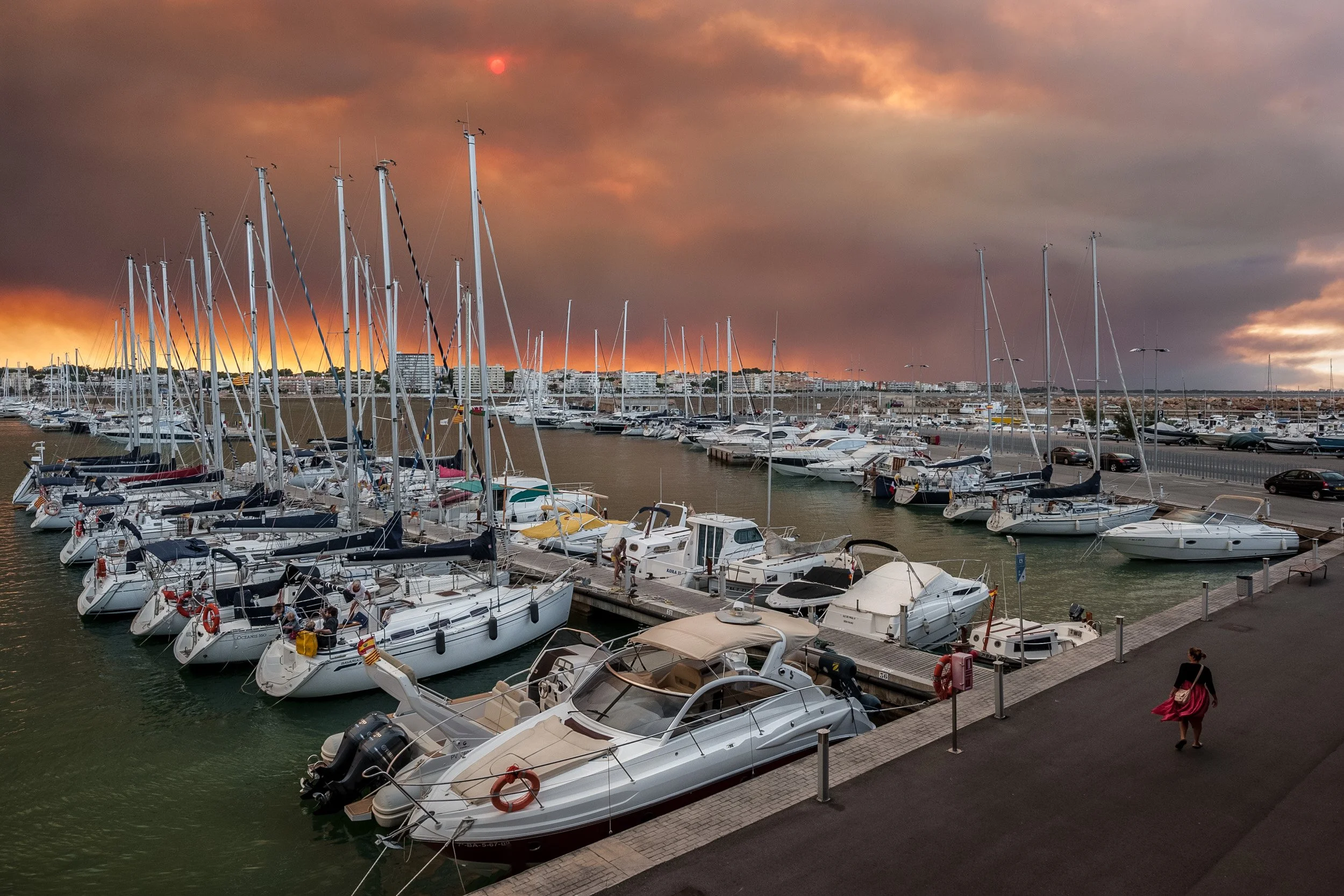 Photo of the harbour at L’Escala under a dark red sky in June 2012, during the severe wildfire near La Jonquera that burned around 13,000–14,000 hectares of forest in northern Catalonia.