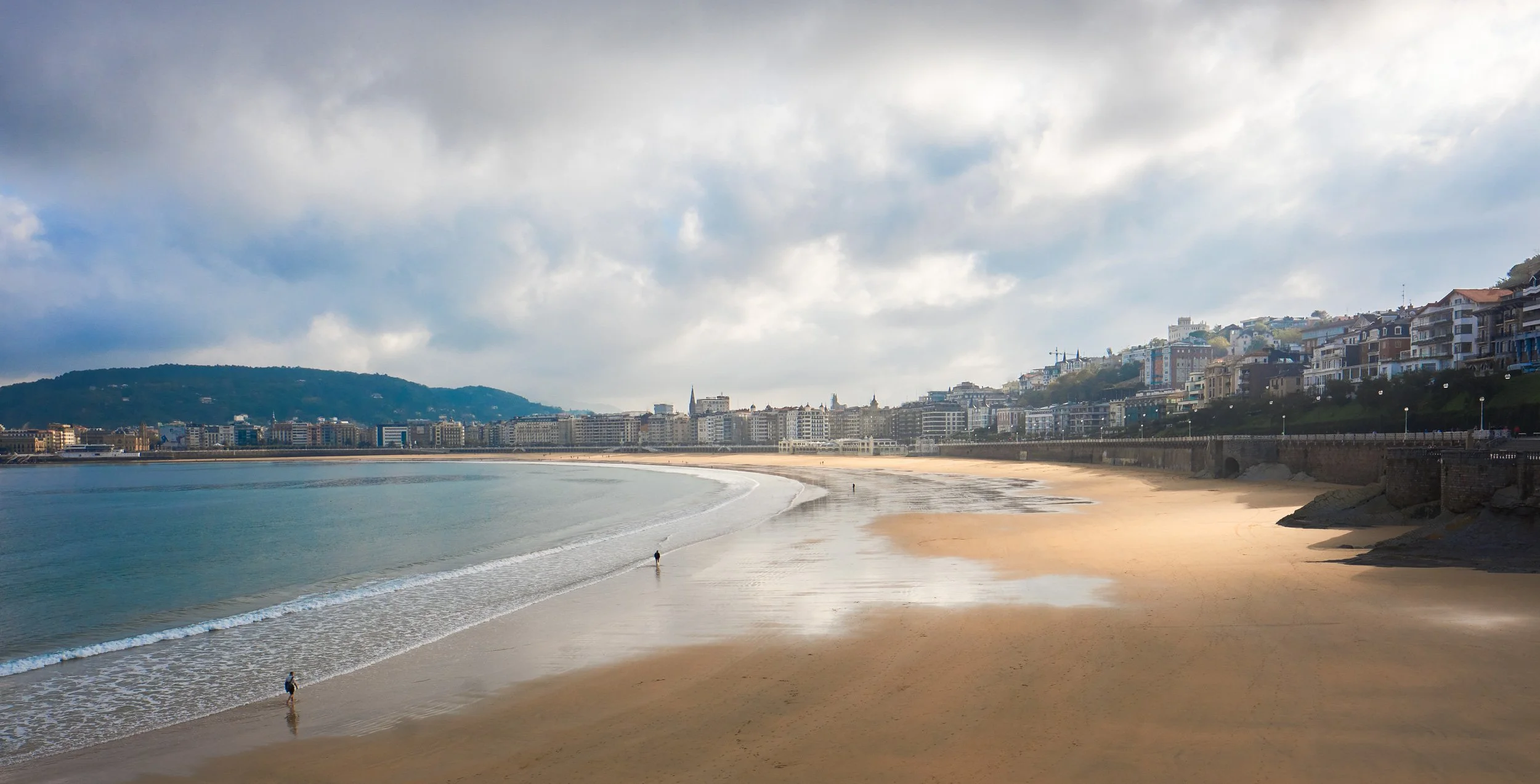 San Sebastián is a graceful coastal city in northern Spain, known for its crescent-shaped beaches, elegant seaside architecture, and world-class food scene. With its walkable promenade, lively old town, and relaxed rhythm of life, it effortlessly ble