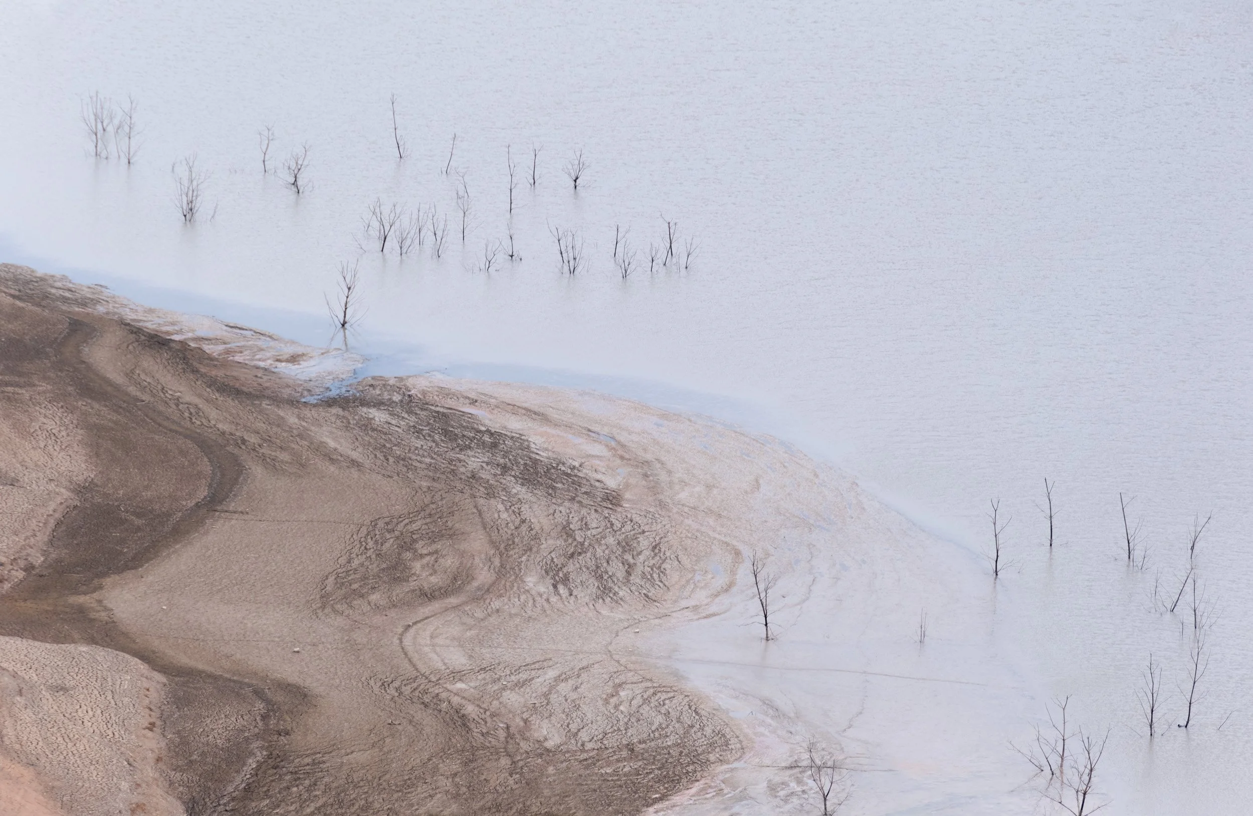 Vere water restrictions during the 2023–2024 drought drastically lowered water levels in Cataluña. The Sau reservoir near Vic was among the hardest hit. Photo of the exposed lakebed at Pantà de Sau. Fujifilm X-H2 /55-200mm.
