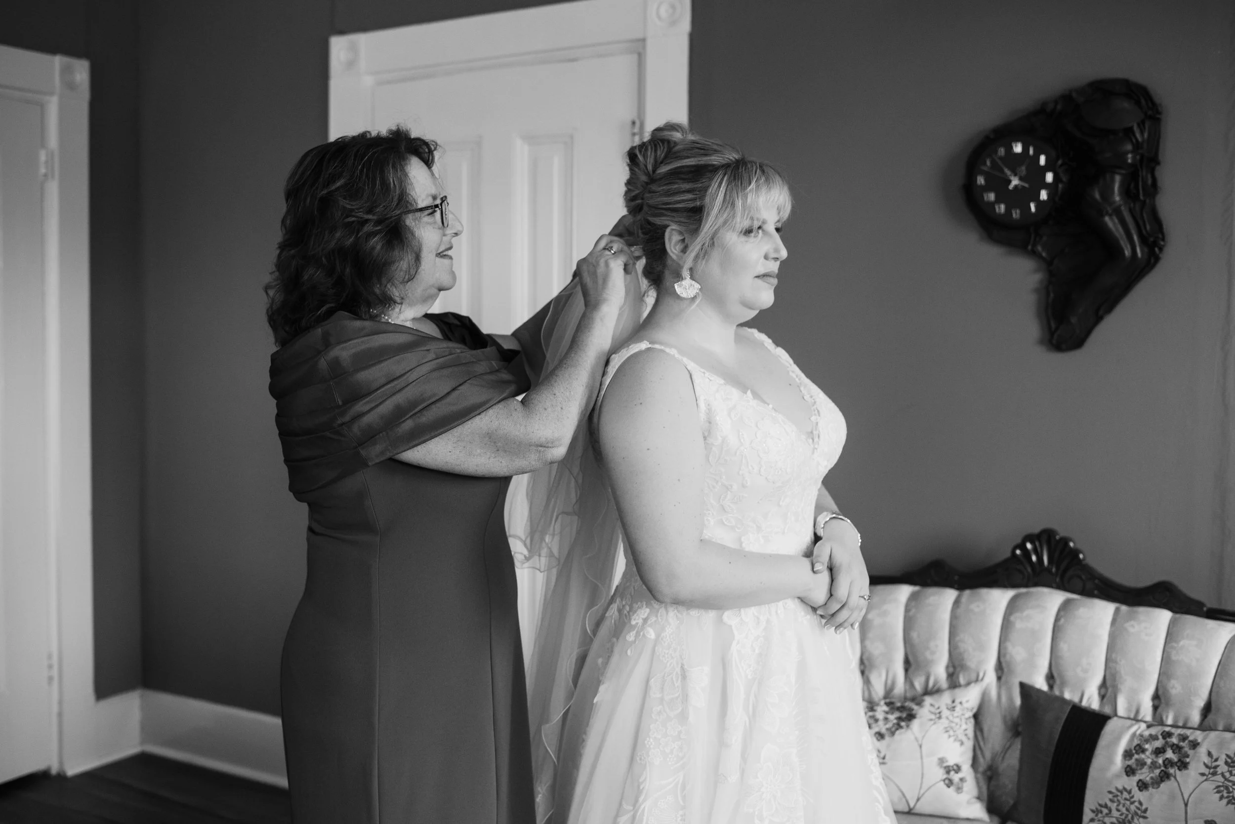 Rae and Oliver Bride Prep-106.jpg