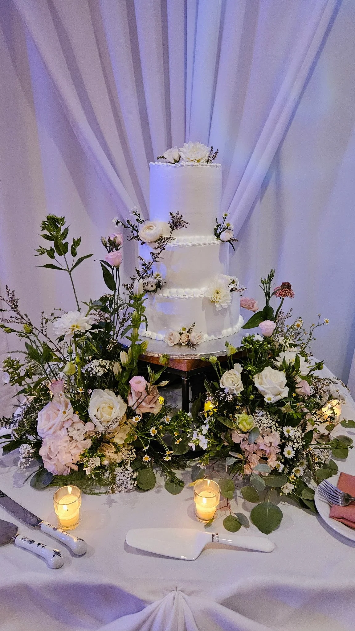 Wedding cake with bouquet of flowers