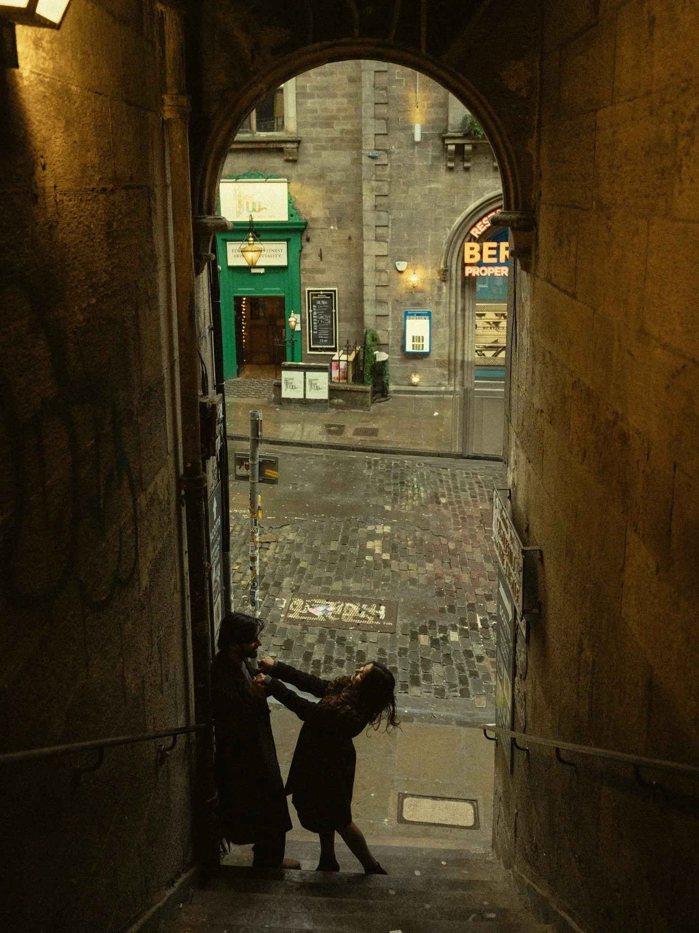 Exploring Edinburgh in the drizzle with D&amp;J 🏴󠁧󠁢󠁳󠁣󠁴󠁿🤎

Key words: documentary photos | UK | Hampshire photographer | cinematic photography | authentic | love | looks like film | nostalgic | engagement inspo | dreamy | couples inspo | young