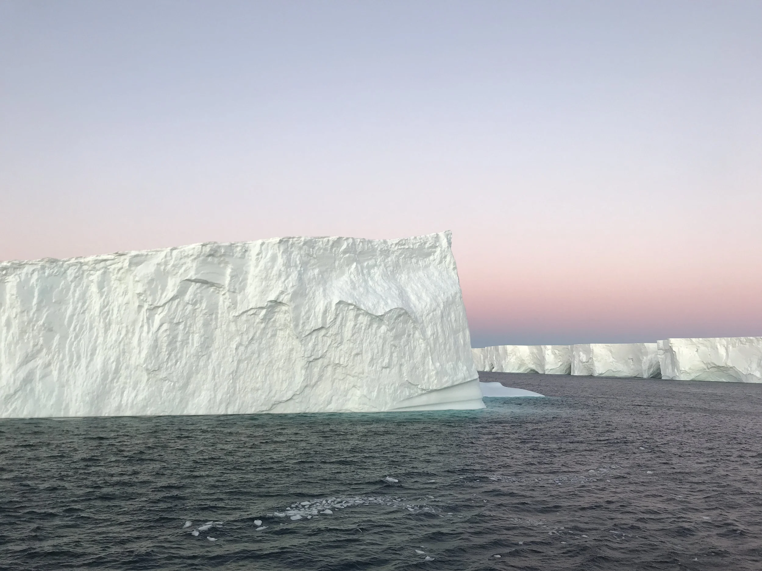 An Antarctic summer evening where time seems to stand still. ❄️💙 Bathed in the soft glow of the midnight sun, this towering iceberg drifted silently through the Southern Ocean—a reminder of just how wild, beautiful, and humbling our planet can be. 
