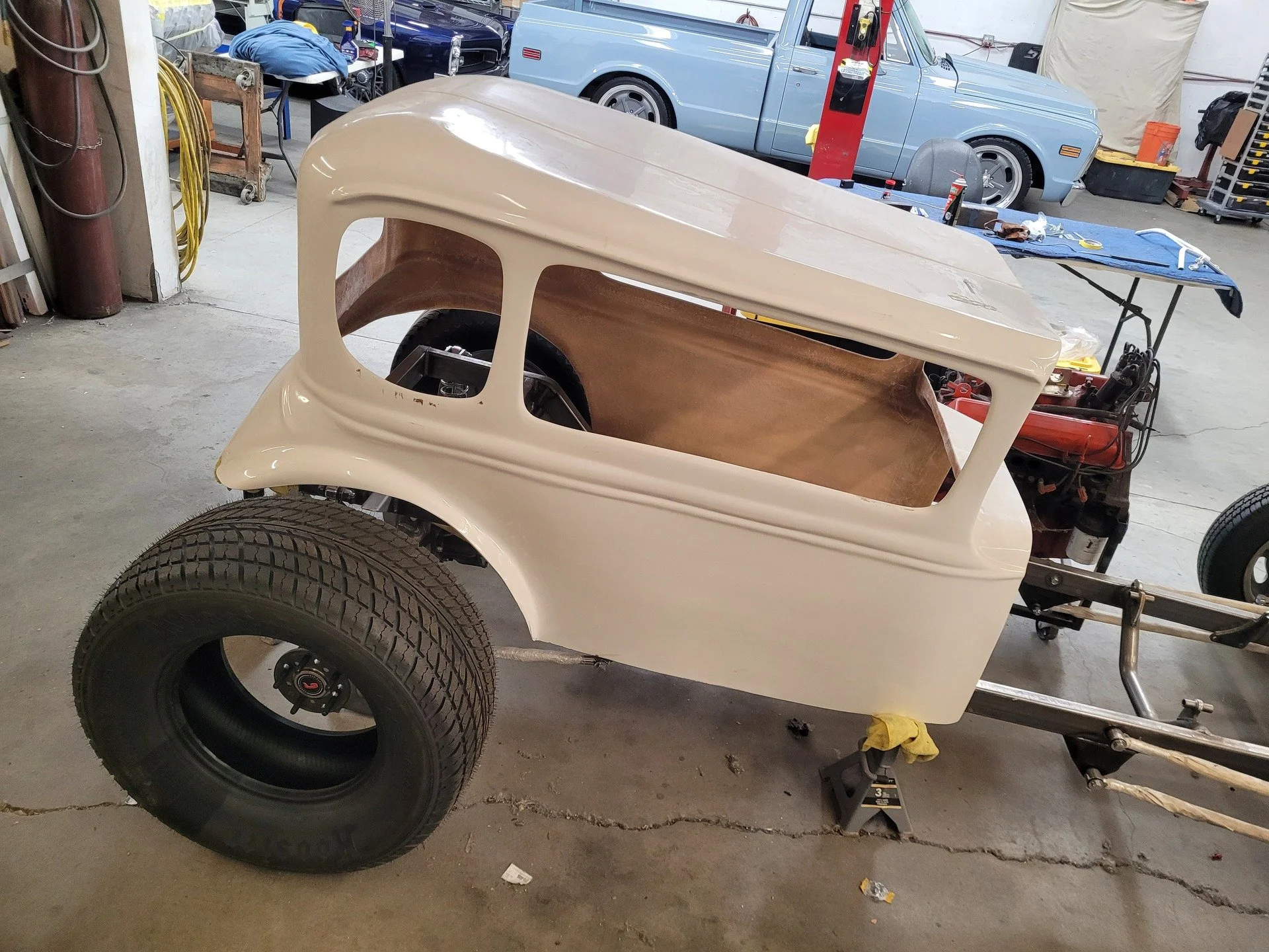 The rear shoes for Fracas have "rolled" in!
Dig the big ol' Hoosier 31 X 12.5 R16's Baby!
@hoosiertire 
@purevisiondesign 
@speedwaymotorsinc
