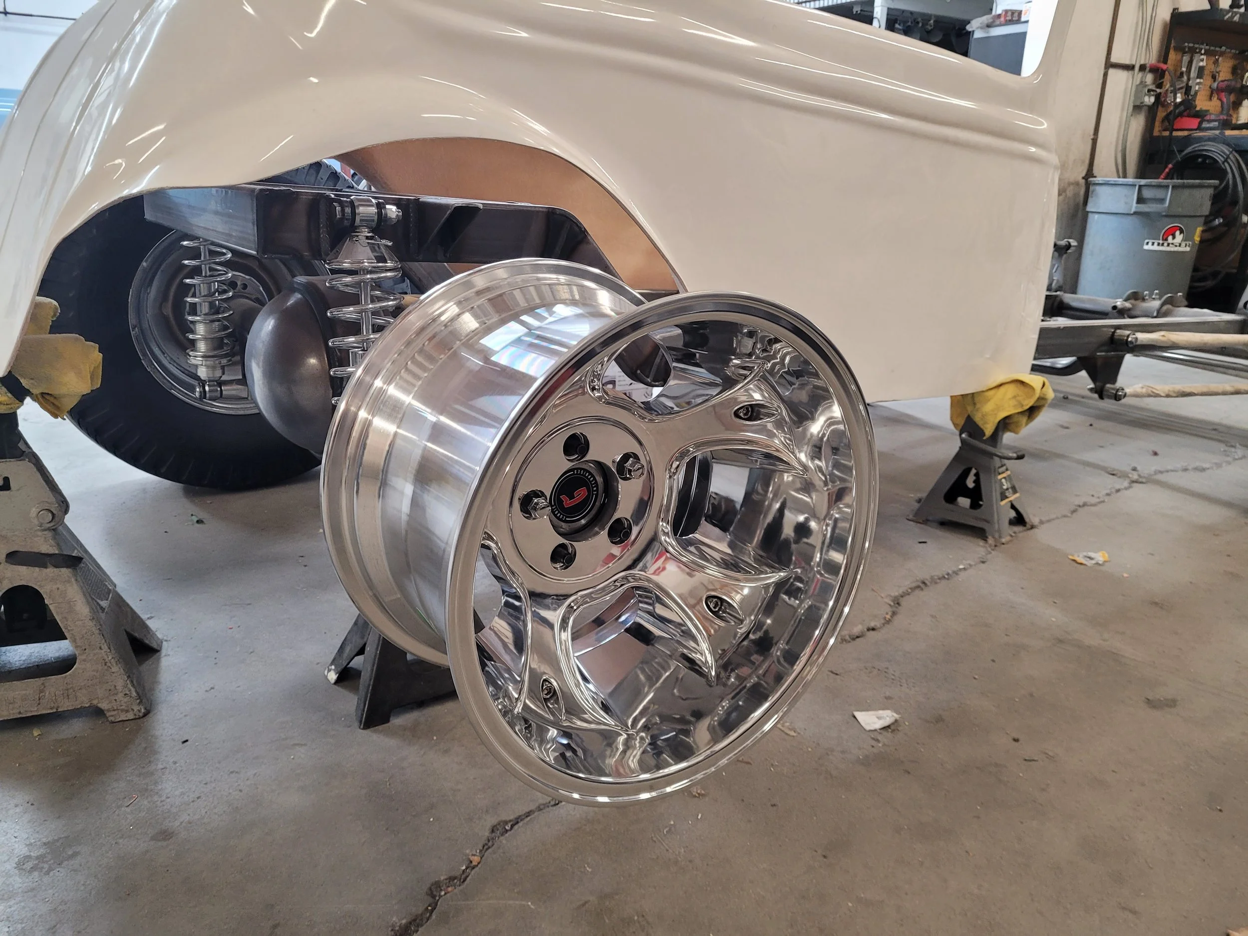 NOTHING screams old school drag racing like at set of ET III 16 X 10 Fueler rims with a set of ET Gasser cast 10 spokes! 
Oooooh BABY! 
Fracas is gonna look KILLER with these!
@etwheels 
@speedwaymotorsinc 
@purevisiondesign