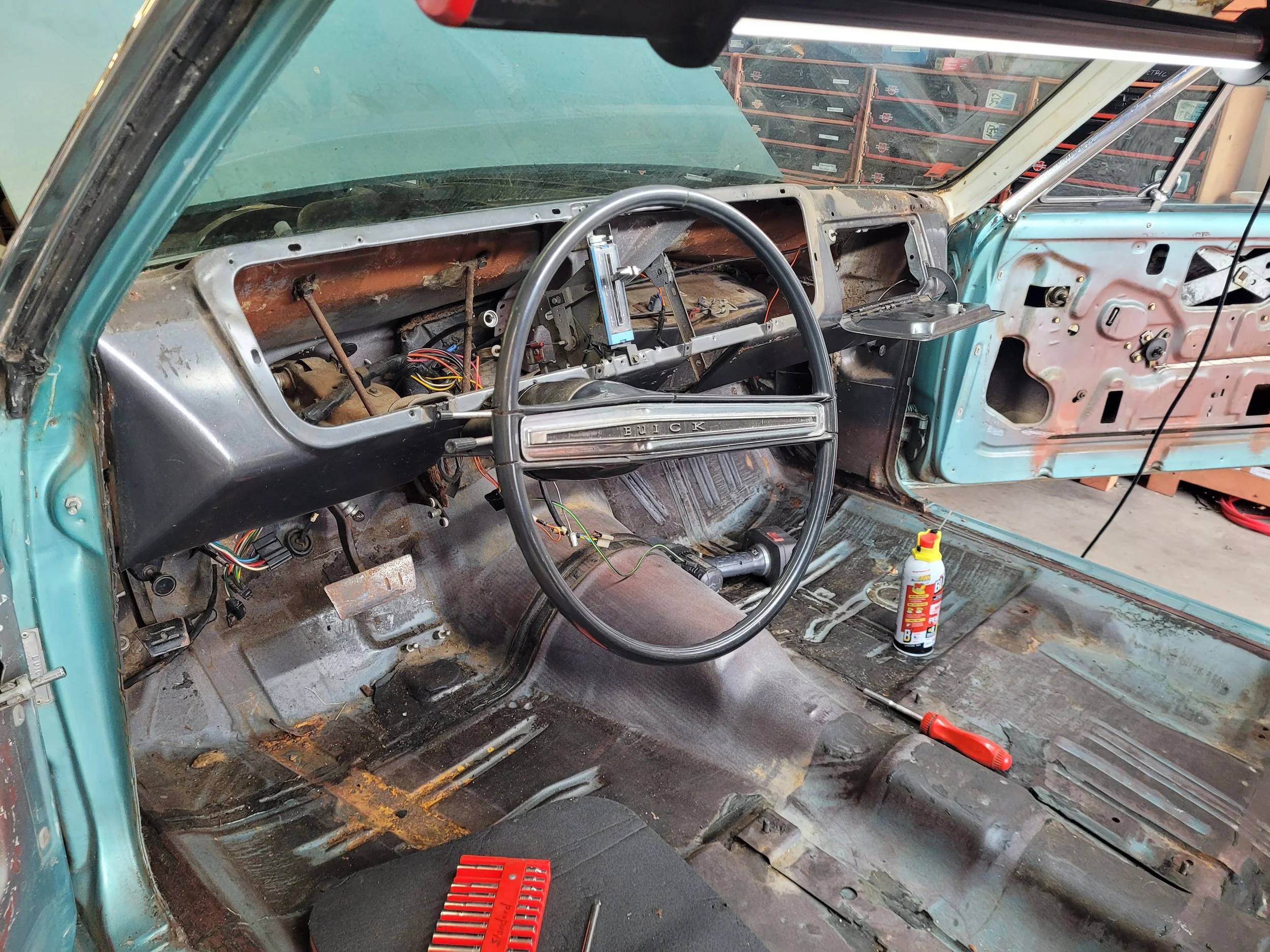 WOW! Look how incredibly clean the interior sheet metal is on our Buick project! Next step, POR15 then Dynamat!!
@modernrodding 
@purevisiondesign 
@dynamat_official 
@por15inc 
@vintageair_ 
@hotchkis 
@wilwooddiscbrakes 
@kickeraudio 
@usradiator 
