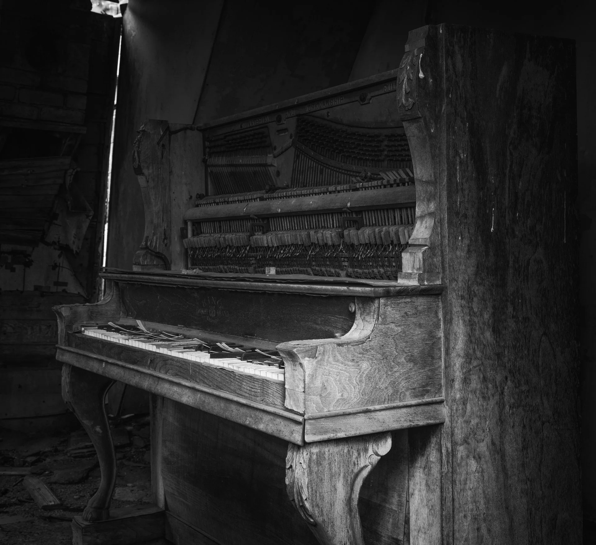 Abandoned_Black_and_White_008.jpeg