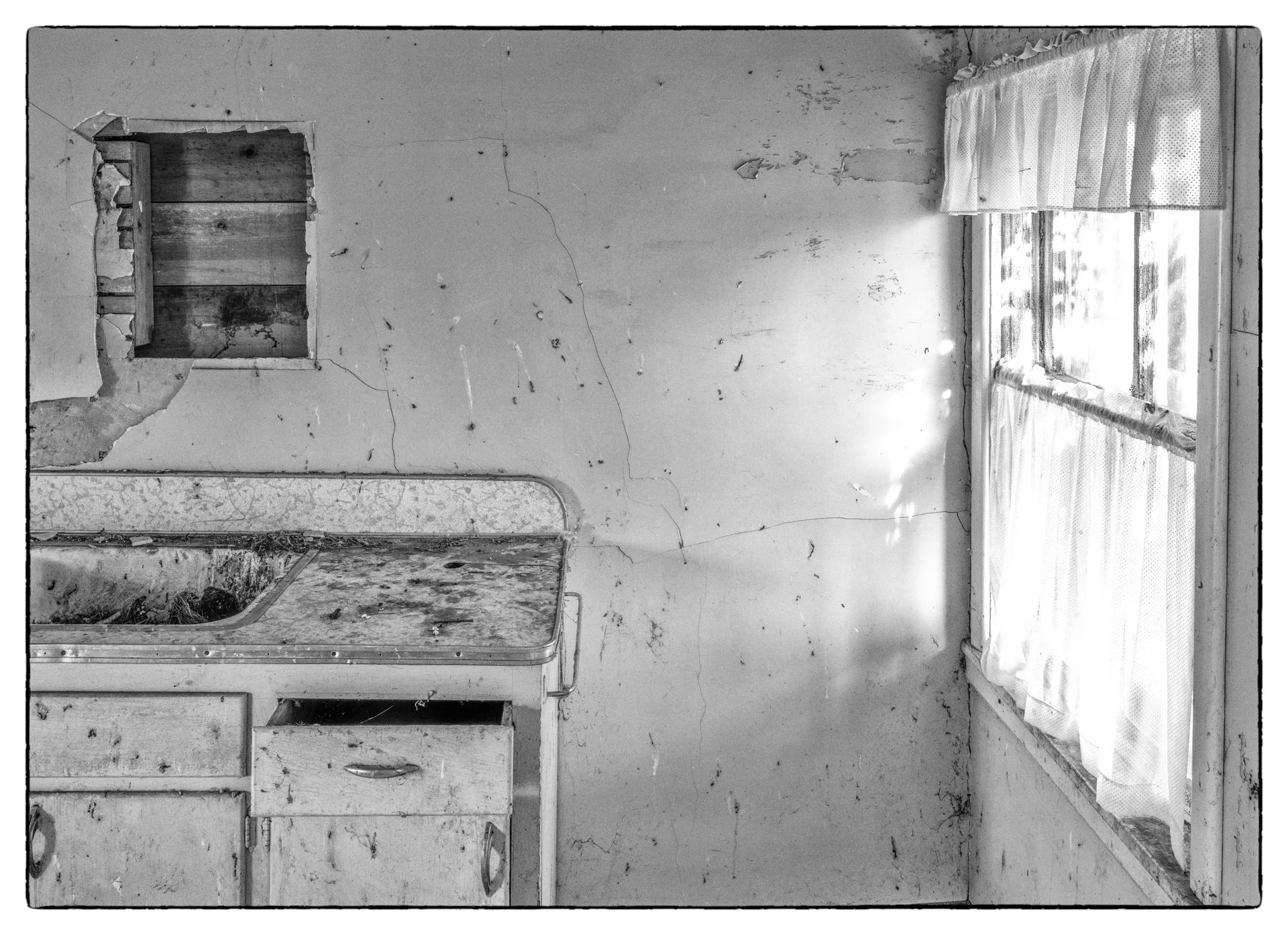 Abandoned_Black_and_White_003.jpeg