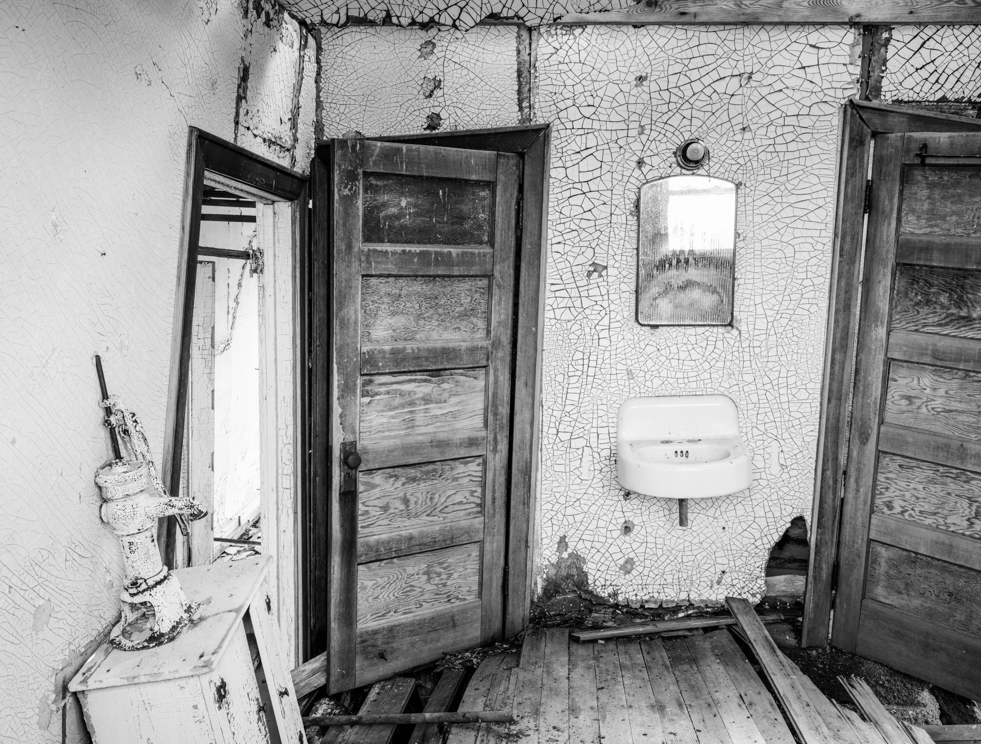 Abandoned_Black_and_White_007.jpeg